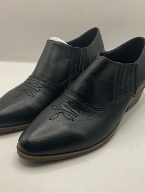 Frye and CO NWT Western Style Black Ankle Boots Brown Sole/Heel Black Size 6M